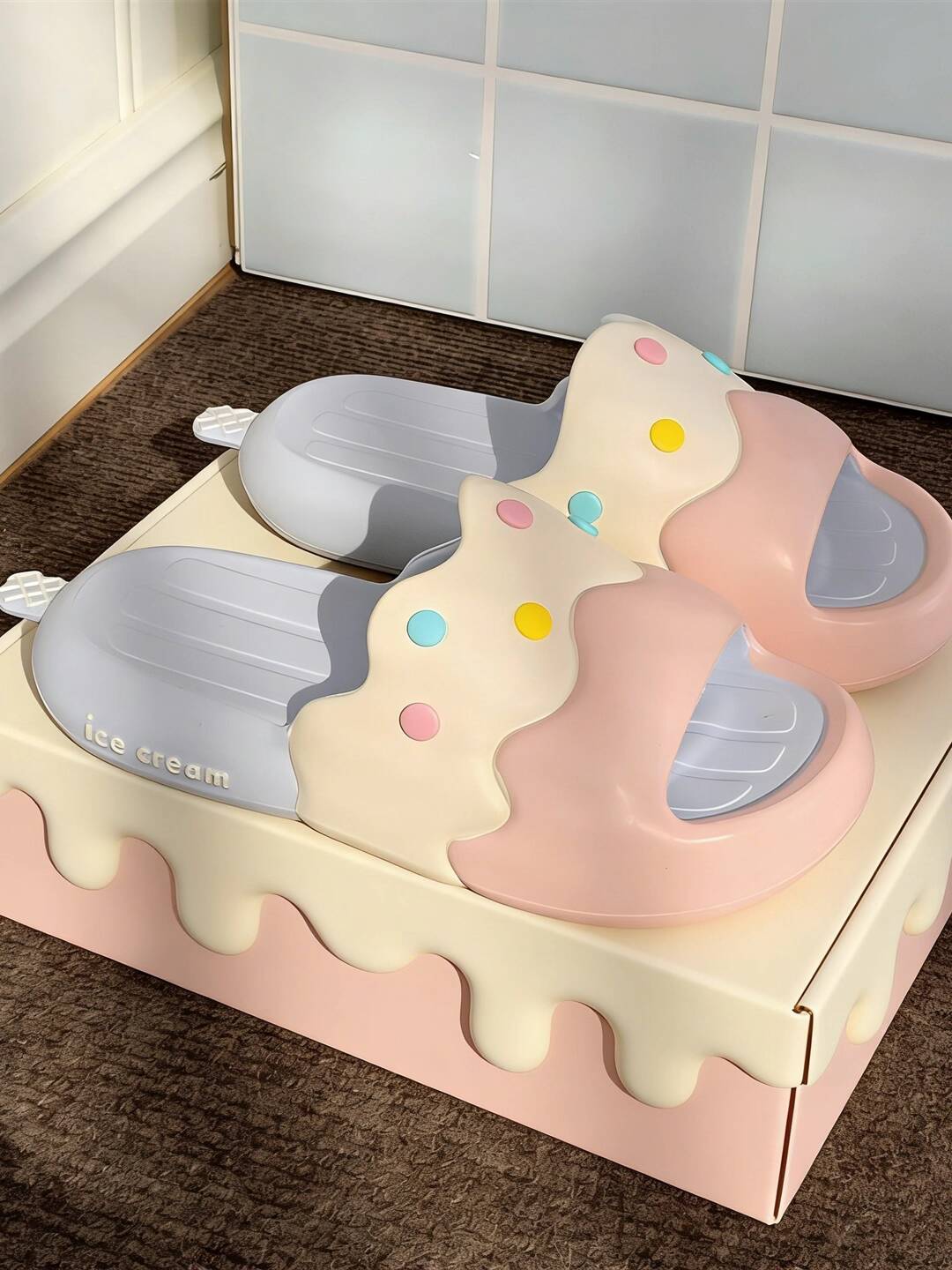 Candle Shop - レディースサマースリッパ 可愛いアイスキャンディー型スライドサンダル 屋外＆室内用 滑り止めEVA素材 楽しいアイスクリームビーチサンダル